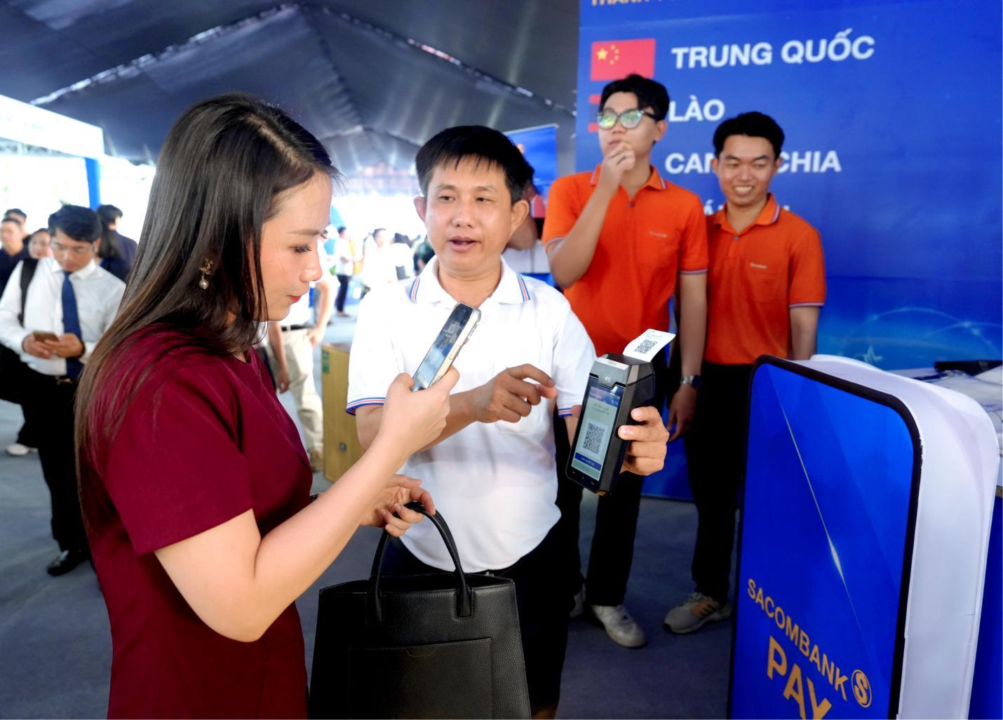 Gian hàng của Sacombank thu hút khách quốc tế tại Lễ hội Tài chính số 2026 - Ảnh 4.