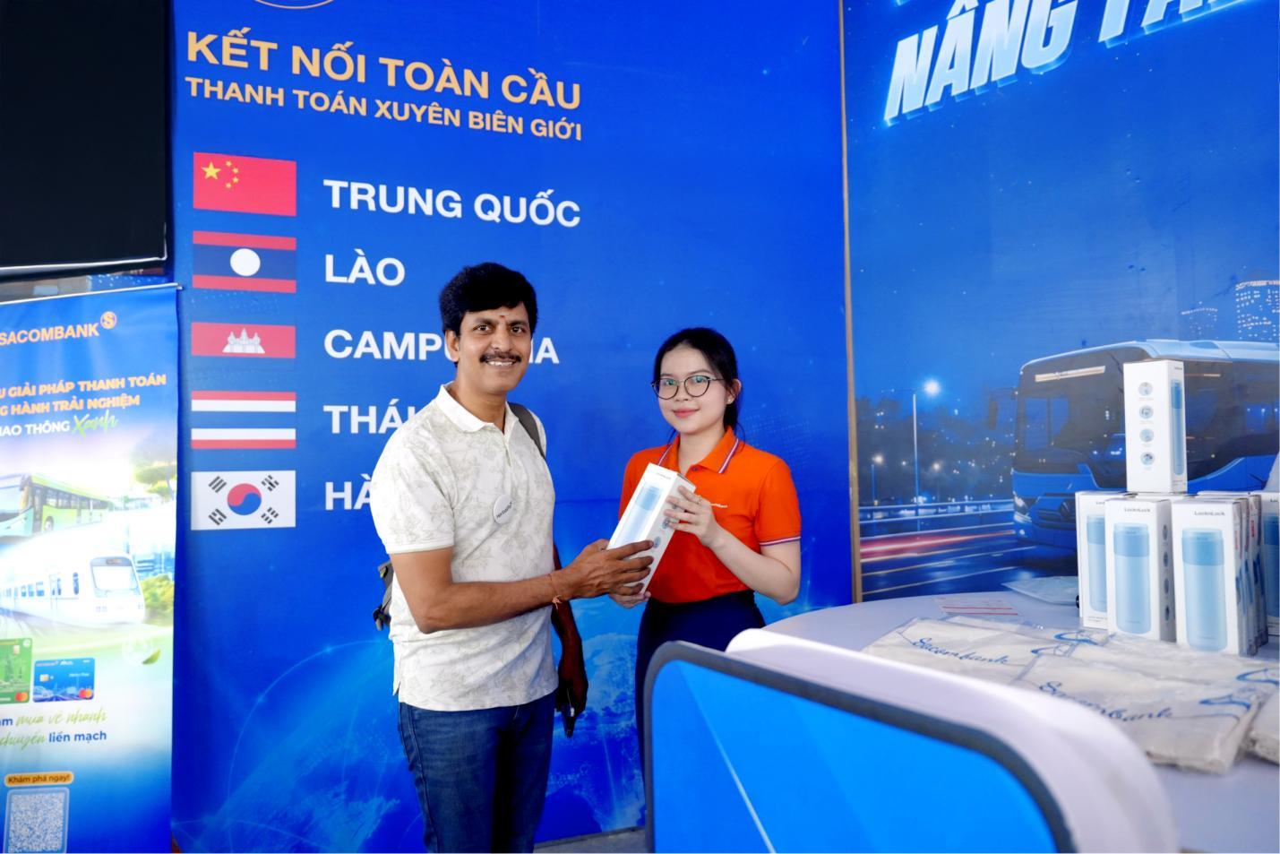 Gian hàng của Sacombank thu hút khách quốc tế tại Lễ hội Tài chính số 2026 - Ảnh 6.