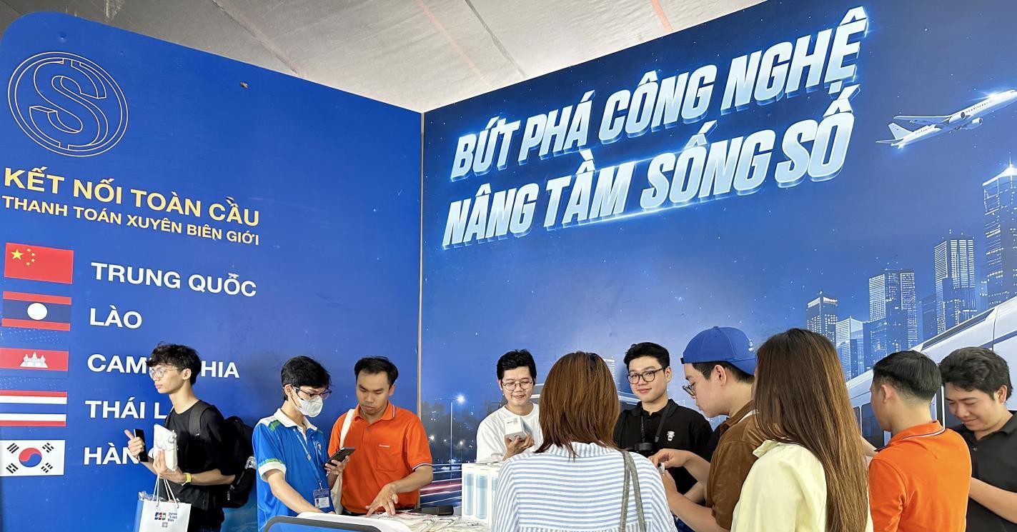 Gian hàng của Sacombank thu hút khách quốc tế tại Lễ hội Tài chính số 2026