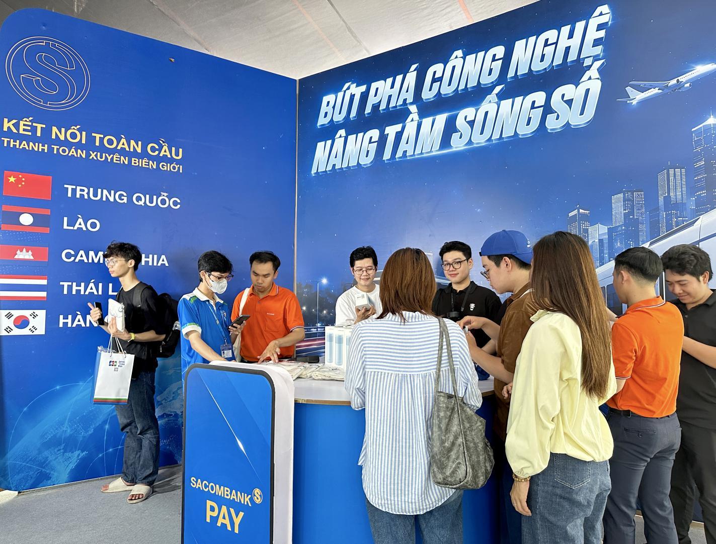 Gian hàng của Sacombank thu hút khách quốc tế tại Lễ hội Tài chính số 2026 - Ảnh 7.