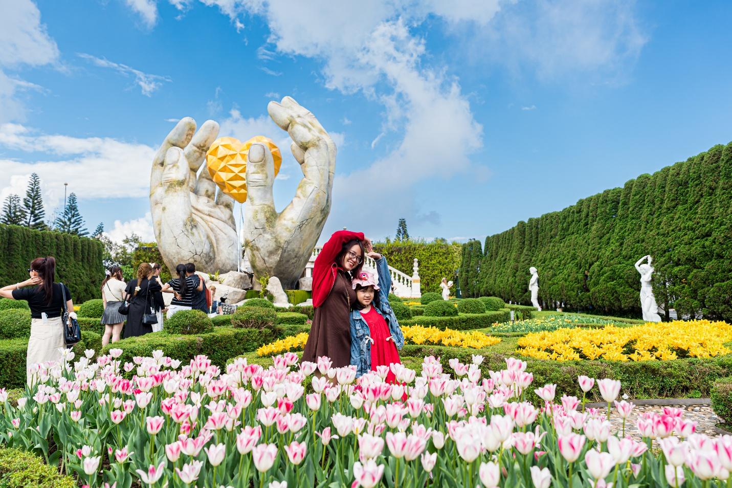 Du khách miền Trung – Tây Nguyên nô nức trẩy hội Bà Nà Hills - Ảnh 8.