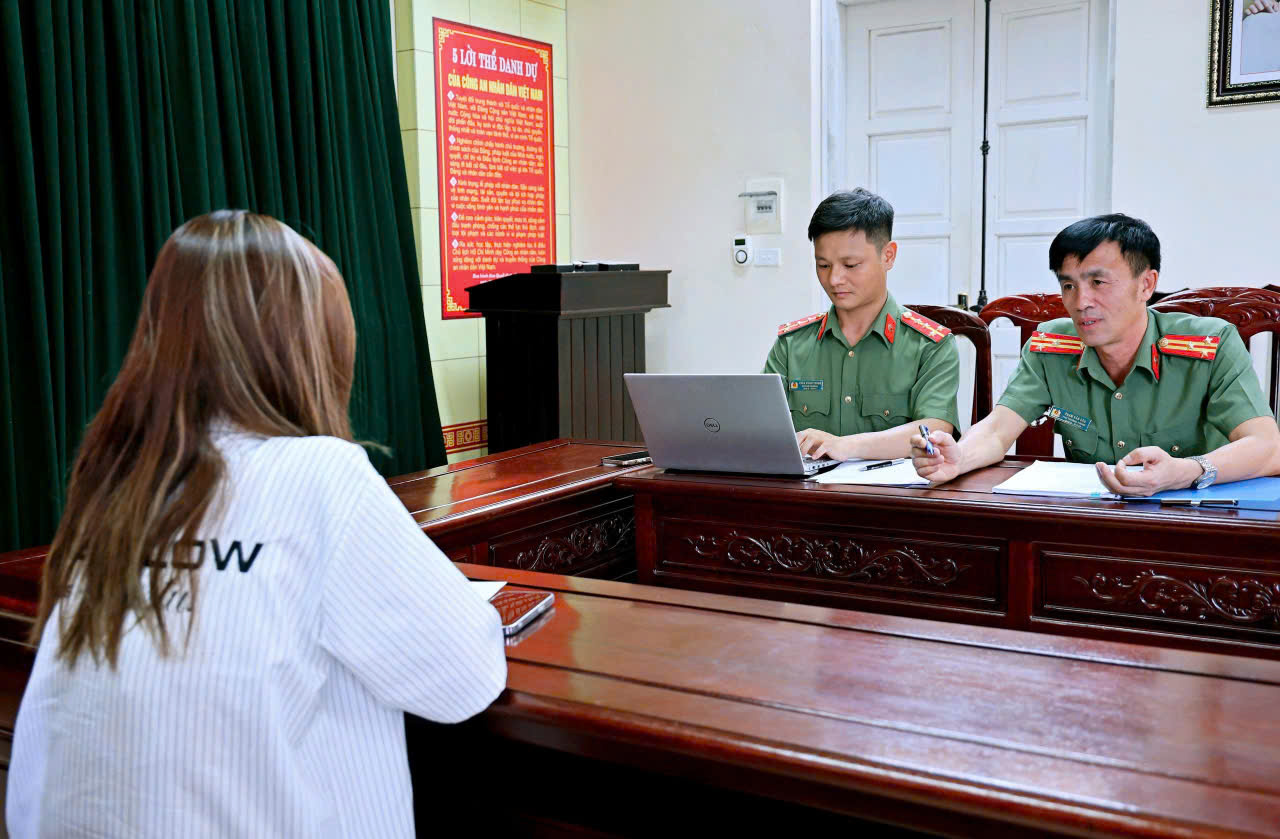 Xử phạt nữ du khách kể chuyện