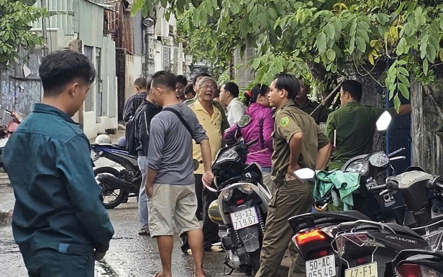 Cây xanh bật gốc kéo đổ cột điện , gây cản trở giao thông tại TPHCM - Ảnh 3. Cây xanh bật gốc kéo đổ cột điện , gây cản trở giao thông tại TPHCM - Ảnh 3.
