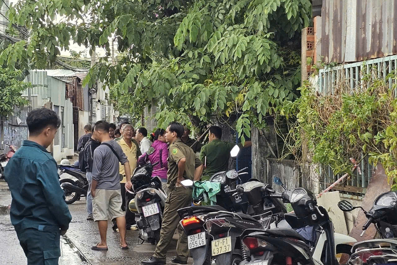 Cháy nhà ở TPHCM khiến cụ bà 76 tuổi tử vong trong hẻm sâu - Ảnh 1. Cháy nhà ở TPHCM khiến cụ bà 76 tuổi tử vong trong hẻm sâu - Ảnh 1.
