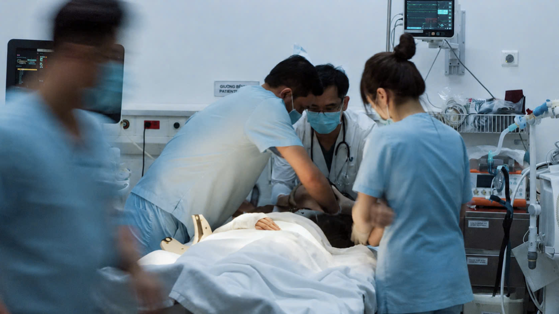 Nam thanh niên Campuchia vượt hàng trăm cây số sang Việt Nam cấp cứu - Ảnh 1.