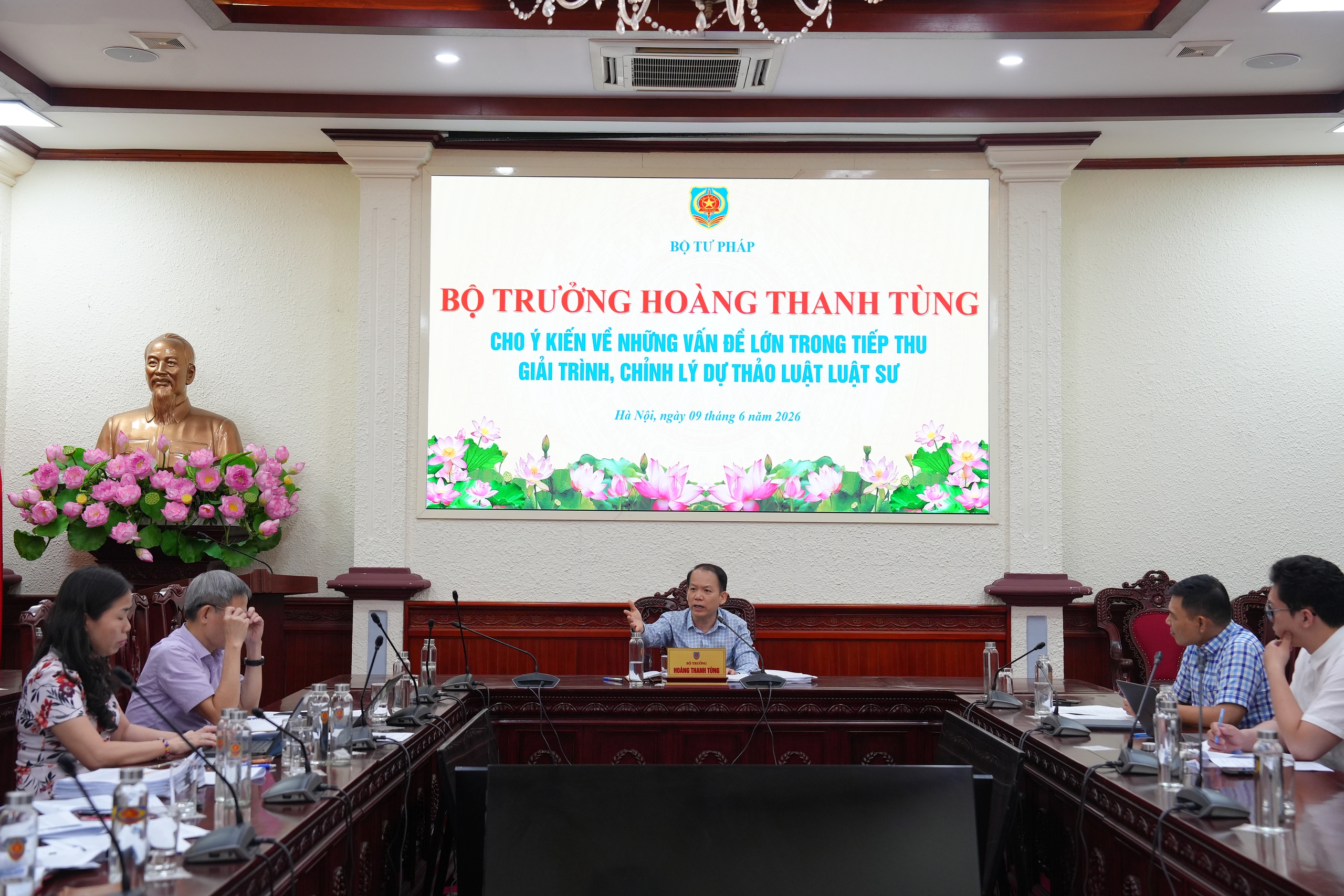 Bộ trưởng Hoàng Thanh Tùng chủ trì họp về dự thảo luật sư sửa đổi 2026 - Ảnh 1.