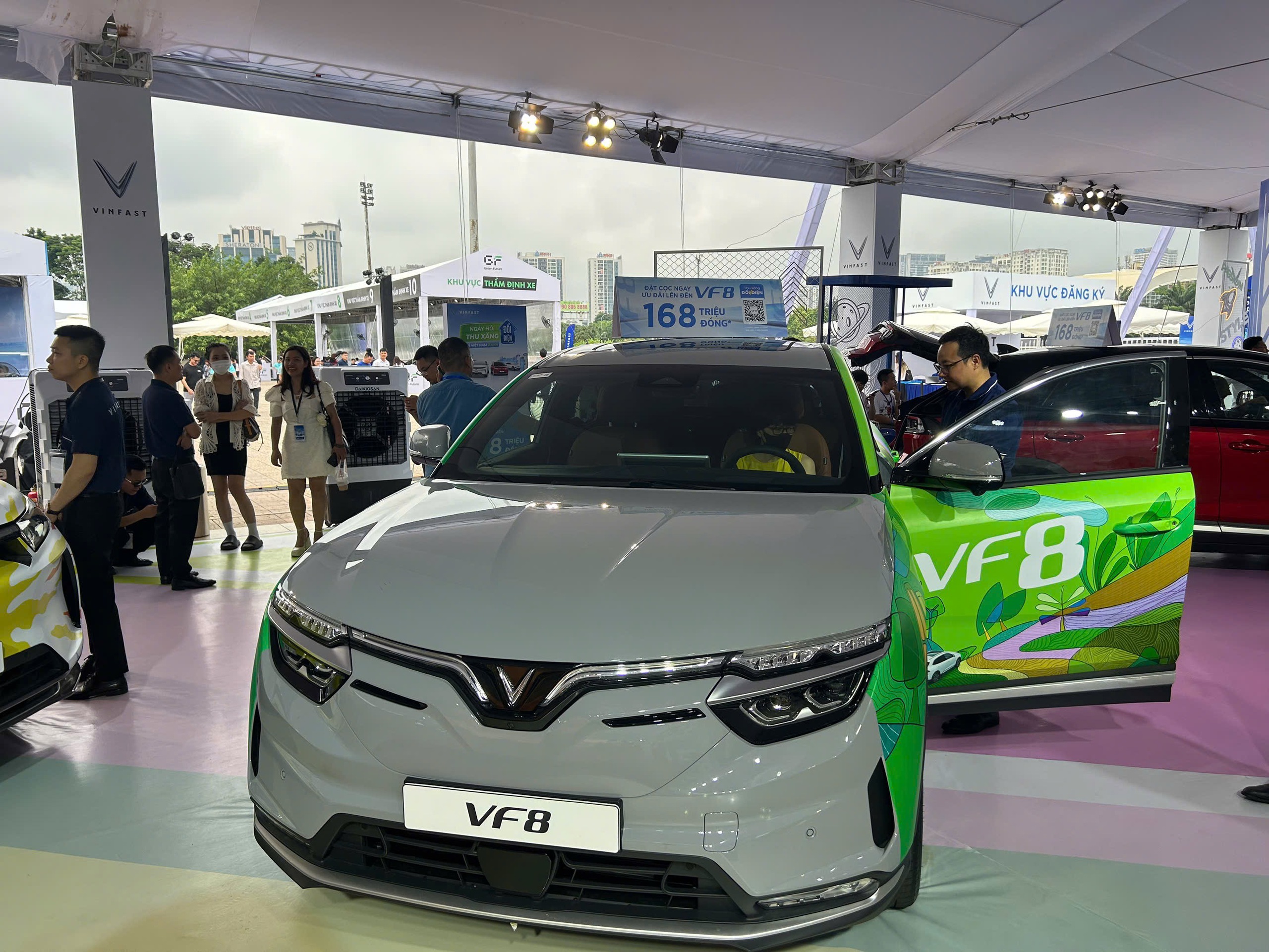 Miễn lệ phí trước bạ đến năm 2030, người mua xe điện tiết kiệm cả trăm triệu đồng  - Ảnh 1.