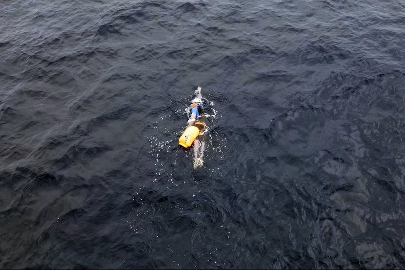 17 giờ xé sóng biển đêm: Kình ngư khuyết tật và hành trình vượt giới hạn con người - Ảnh 1.