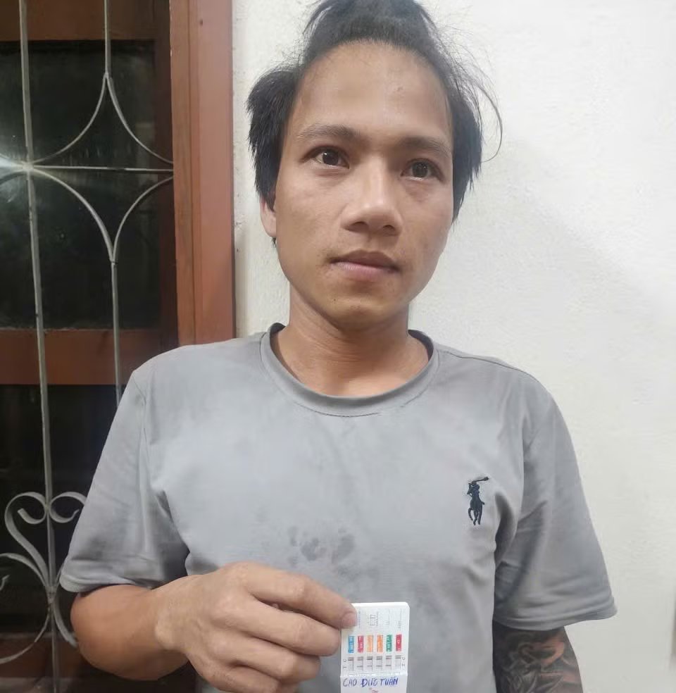 Tài xế xe đầu kéo đe dọa giết vợ vì nghi ngọai tình tại Quảng Trị - Ảnh 1. Tài xế xe đầu kéo đe dọa giết vợ vì nghi ngọai tình tại Quảng Trị - Ảnh 1.