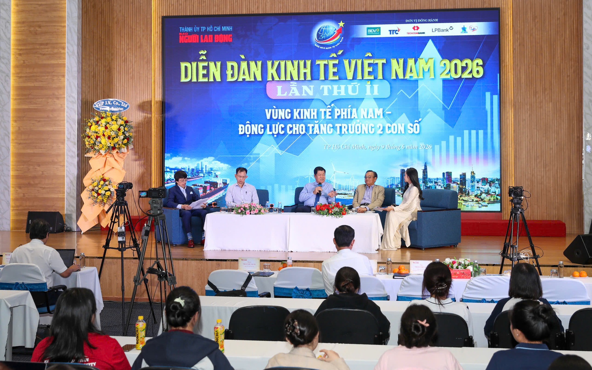 Giá vàng hôm nay, 9-6: Tiếp tục sụt giảm - Ảnh 2.