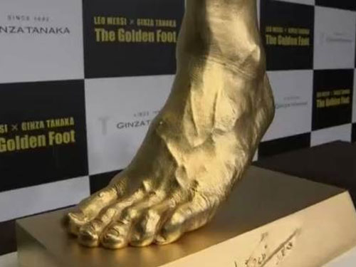 Nhật Bản tạc tượng bàn chân Messi bằng vàng