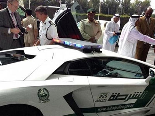 Cảnh sát Dubai tuần tra bằng siêu xe Lamborghini - Báo Người lao động