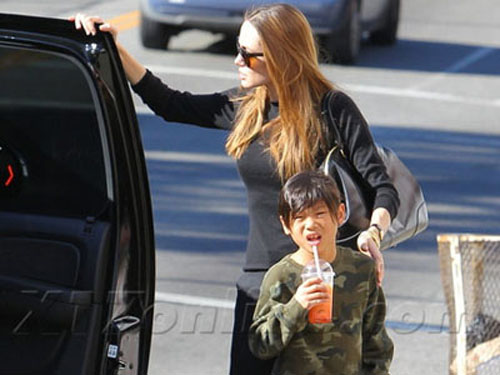 Pax Thiên được mẹ Angelina Jolie đưa đi mua sắm