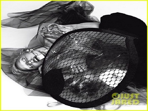 Lady Gaga bán khỏa thân quái dị trên tạp chí