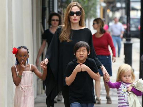 Pax Thiên quấn quýt bên mẹ Angelina và em gái
