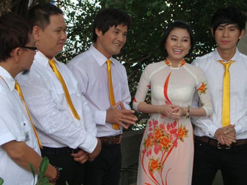 Quế Trân đi chùa “cầu duyên”