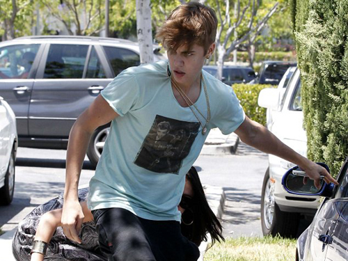 Justin Bieber hậm hực giới săn ảnh