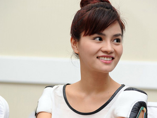 Vũ Thu Phương đẹp giản dị đi xem thi siêu mẫu