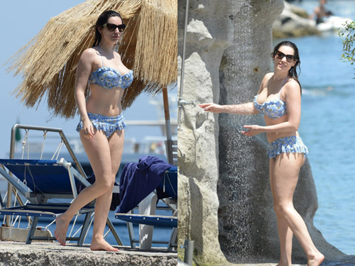 Siêu mẫu Kelly Brook bốc lửa ở Ý