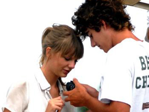 Taylor Swift hẹn hò trai trẻ thuộc nhà Kennedy
