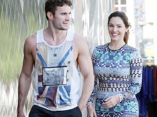 Kelly Brook khoe đường cong bên vị hôn phu