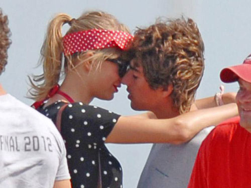 Taylor Swift bị đuổi khỏi đám cưới nhà bồ trẻ nhà Kennedy