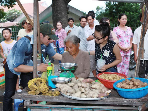 Trương Nam Thành tham gia nấu cơm từ thiện