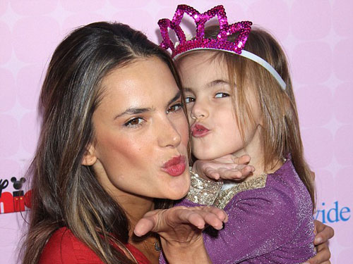 Mẹ con siêu mẫu Alessandra Ambrosio khoe dáng "chuẩn"