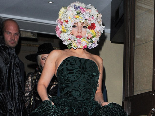 Lady Gaga gây chú ý với mũ hoa che mặt