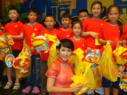 NSƯT Thanh Thúy duyên dáng trong "Đêm hội trăng rằm"