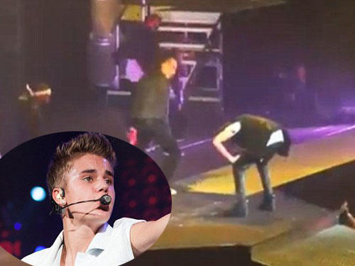 Justin Bieber nôn ngay trên sân khấu