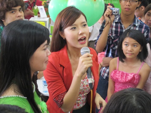 Midu "hớp hồn" độc giả trẻ