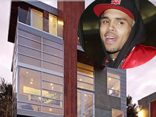 Cảnh sát lại xông vào nhà ca sĩ Chris Brown