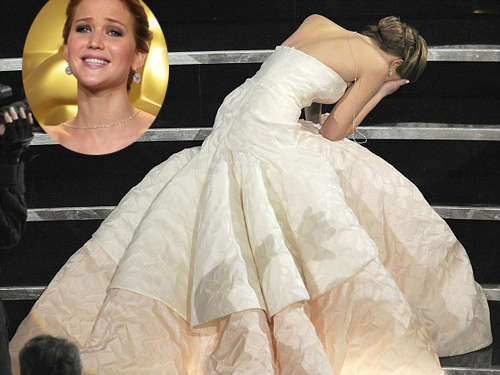 Jennifer Lawrence vấp ngã khi lên nhận giải Oscar 2013