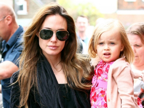 Mới 4 tuổi, con gái Angelina-Brad kiếm 3.000 USD/tuần