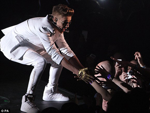 Justin Bieber ngất xỉu khi đang diễn
