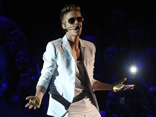 “Fan” tức giận vì Justin Bieber diễn trễ 2 tiếng
