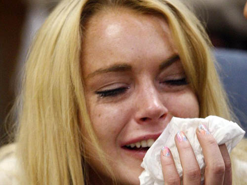 Lindsay Lohan khóc ròng, thẳng tiến trại cai nghiện