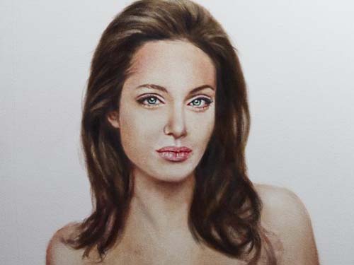 Đấu giá tranh Angelina Jolie ngực trần sau phẫu thuật