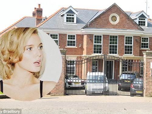 Trộm “dọn sạch” nhà người đẹp Helen Flanagan