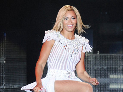 Beyonce bị la ó vì diễn trễ 20 phút