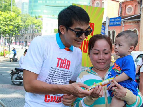 Khương Ngọc phát kem, hoa quảng bá phim Tiền chùa
