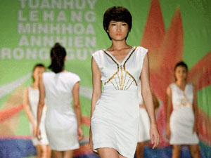 Thẻ hành nghề biểu diễn: Với người mẫu, quá khó!