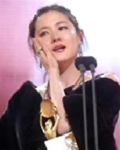 Lee Young Ae đoạt giải thưởng Rồng Xanh