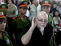 Yêu râu xanh” Gary Glitter xin giảm án