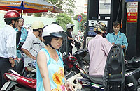 Găm h&agrave;ng gas, xăng dầu, chủ cửa h&agrave;ng vi phạm ra sao? - Ảnh 2.