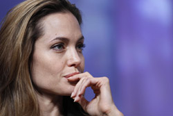 Angelina Jolie “đối đầu” Jennifer Aniston