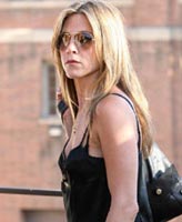 Jennifer Aniston quyết tránh mặt Brad Pitt