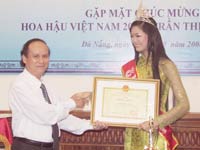Không loại trừ việc tước vương miện!