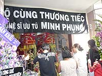 Hàng ngàn khán giả đến viếng NSƯT Minh Phụng